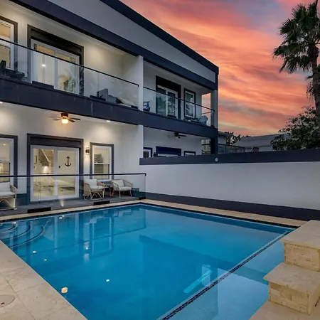 Immaculate Townhouse W Pool & Balcony South Padre Villa